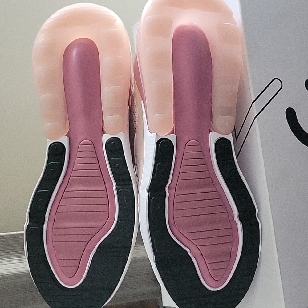 Nike Women's Air Max 270 Light Pink Sneakers. Brand New In Box - Picture 3 of 6